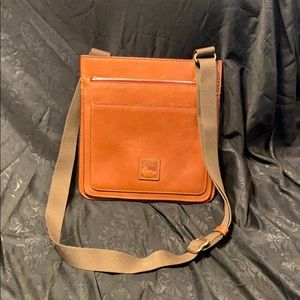 Small flat crossbody Dooney & Bourke